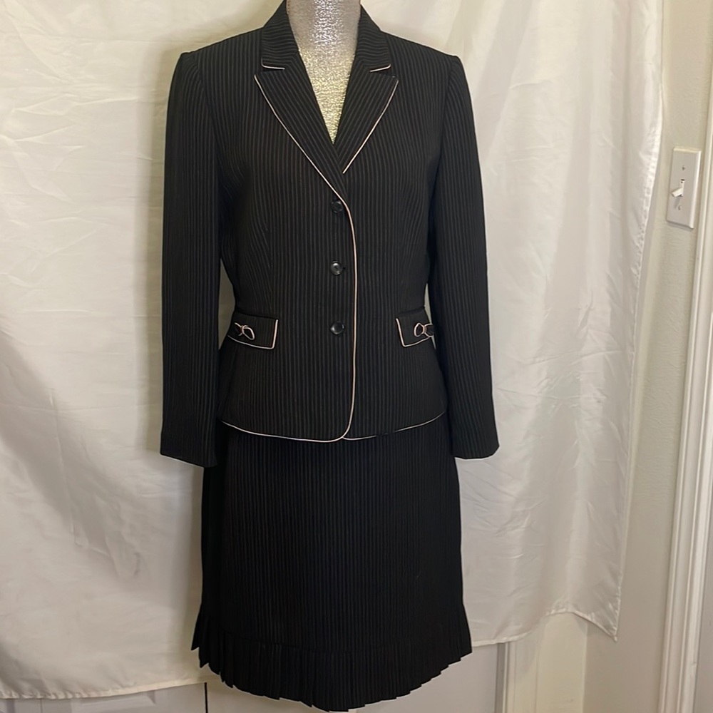 Tahari skirt suit